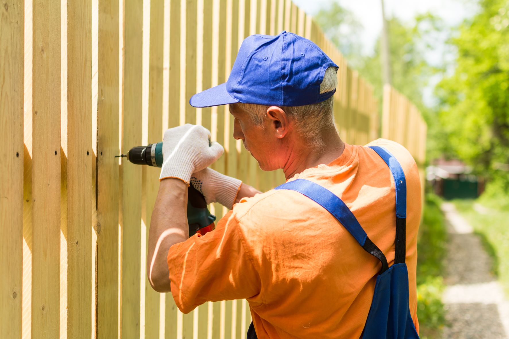 When Should You Hire Someone to Install Your Fence