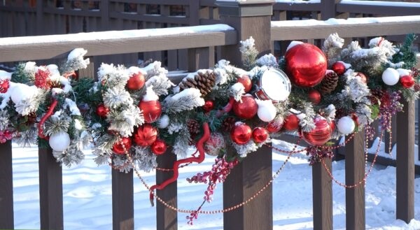 Creative Garland on Fence Ideas for Holiday Décor