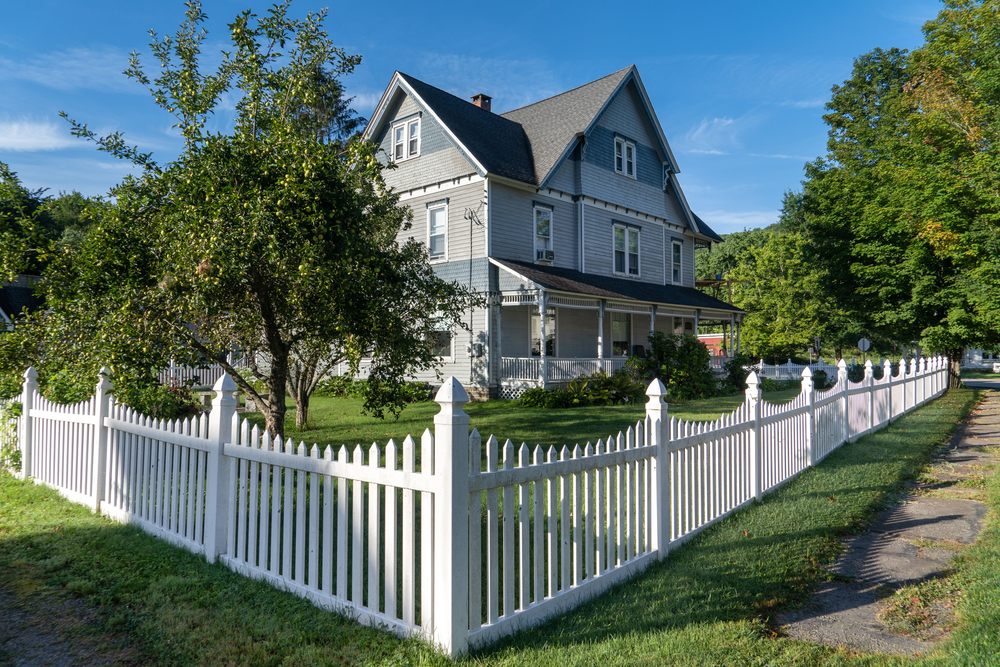 Picket Fence vs. Vinyl Fence